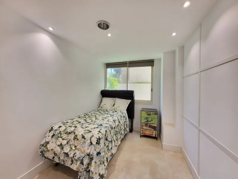 Beautiful ground floor apartment in an exclusive gated community  of ​​Marbella, Rio Real, with 3 bedrooms and 2 bathrooms, parking place, storage room ,a  large private garden, with access to the  tropical communal gardens  and  2 swimming pools. Just 3 