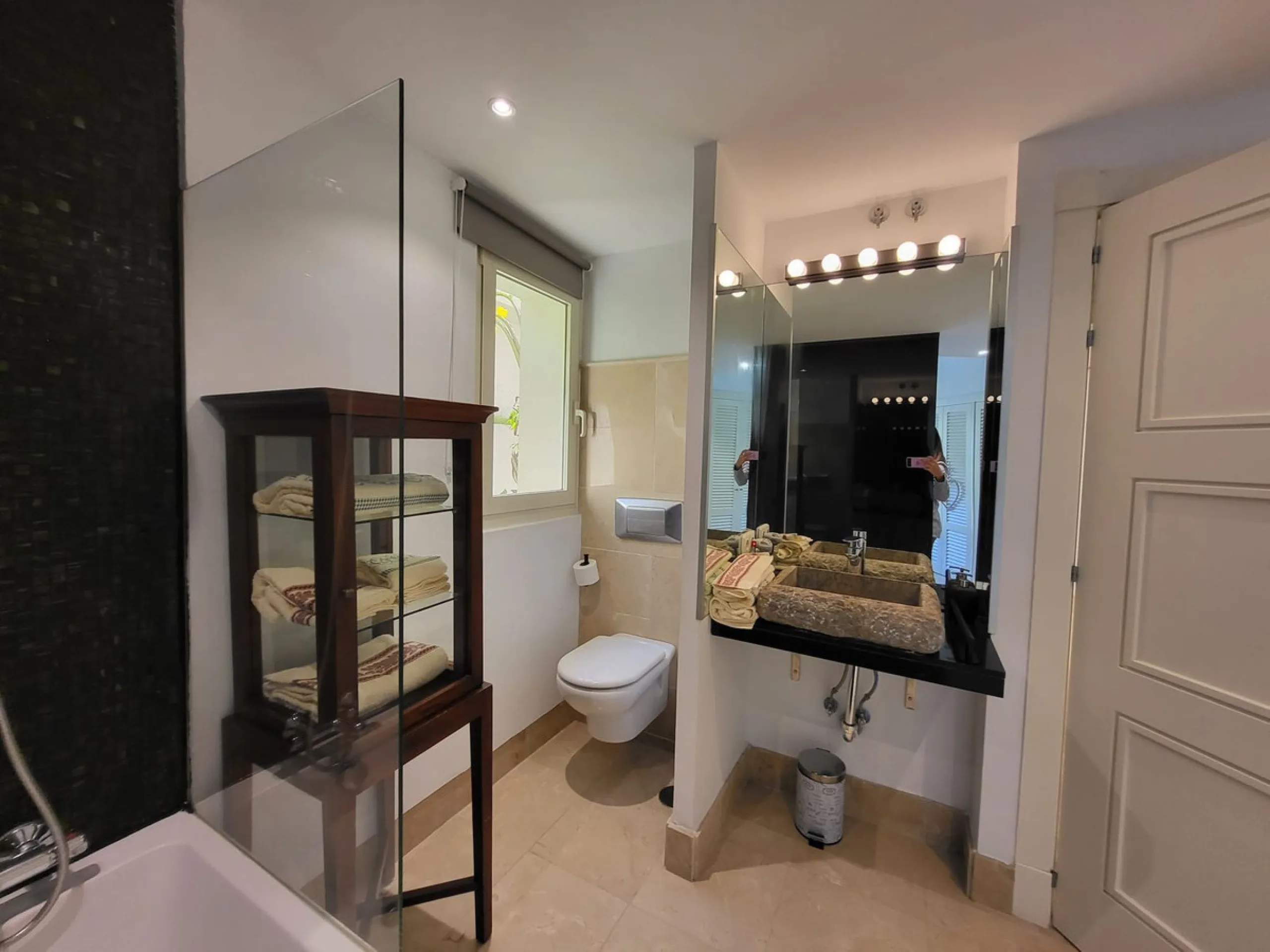 Beautiful ground floor apartment in an exclusive gated community  of ​​Marbella, Rio Real, with 3 bedrooms and 2 bathrooms, parking place, storage room ,a  large private garden, with access to the  tropical communal gardens  and  2 swimming pools. Just 3 