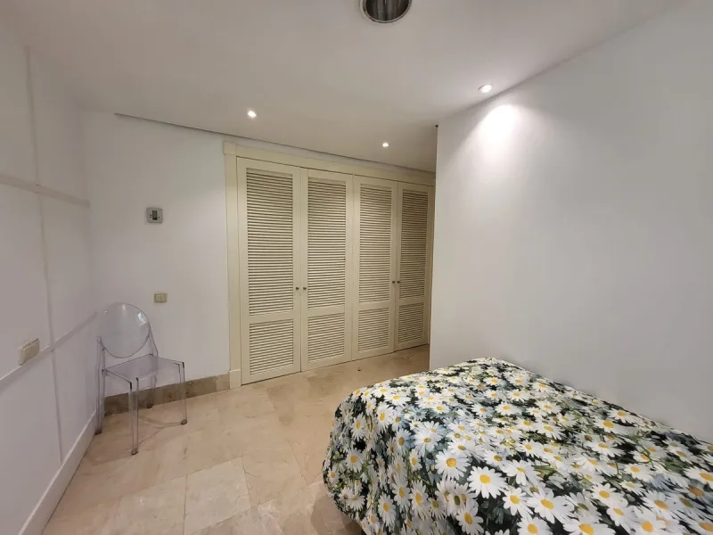 Beautiful ground floor apartment in an exclusive gated community  of ​​Marbella, Rio Real, with 3 bedrooms and 2 bathrooms, parking place, storage room ,a  large private garden, with access to the  tropical communal gardens  and  2 swimming pools. Just 3 