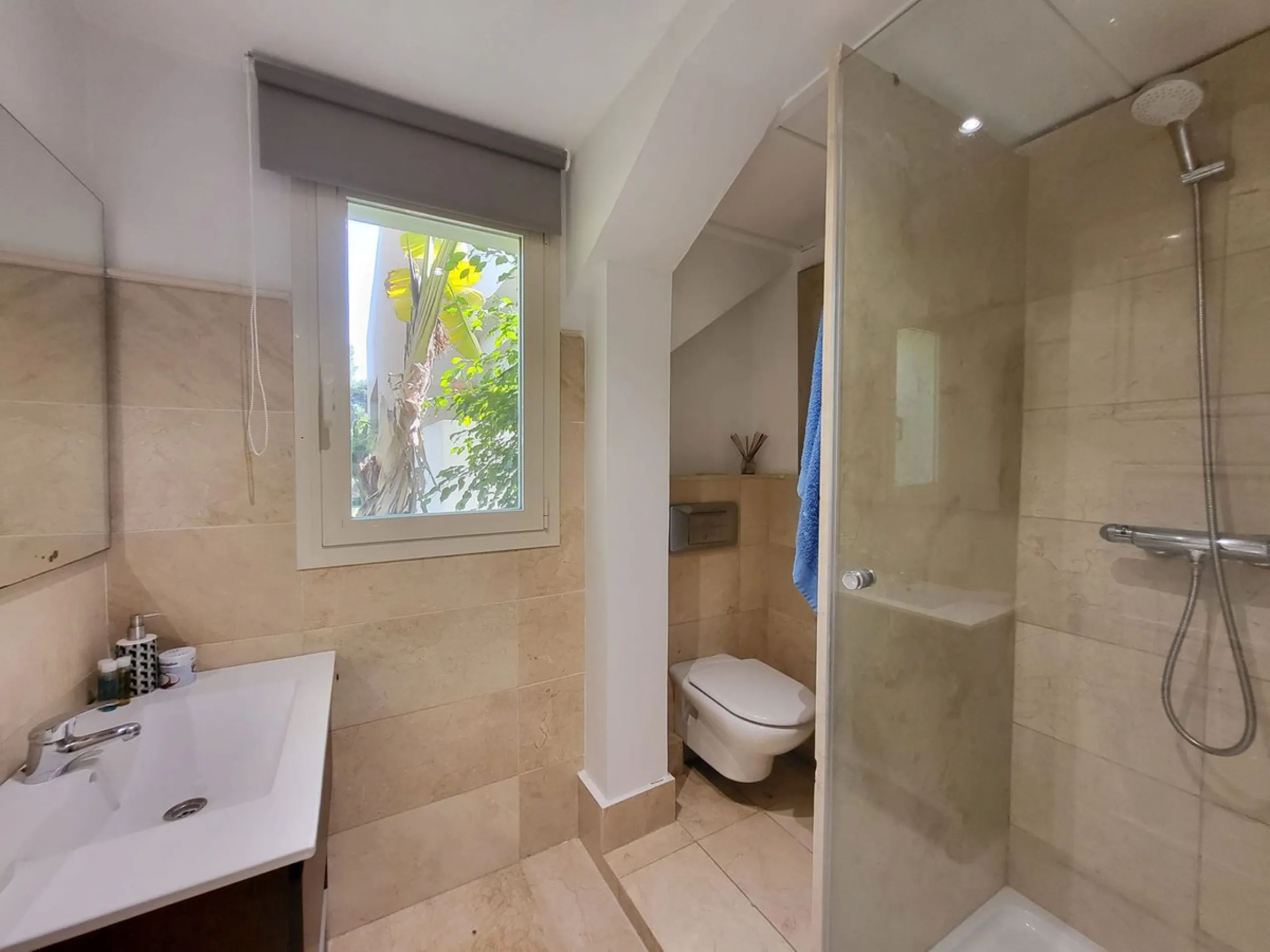 Beautiful ground floor apartment in an exclusive gated community  of ​​Marbella, Rio Real, with 3 bedrooms and 2 bathrooms, parking place, storage room ,a  large private garden, with access to the  tropical communal gardens  and  2 swimming pools. Just 3 