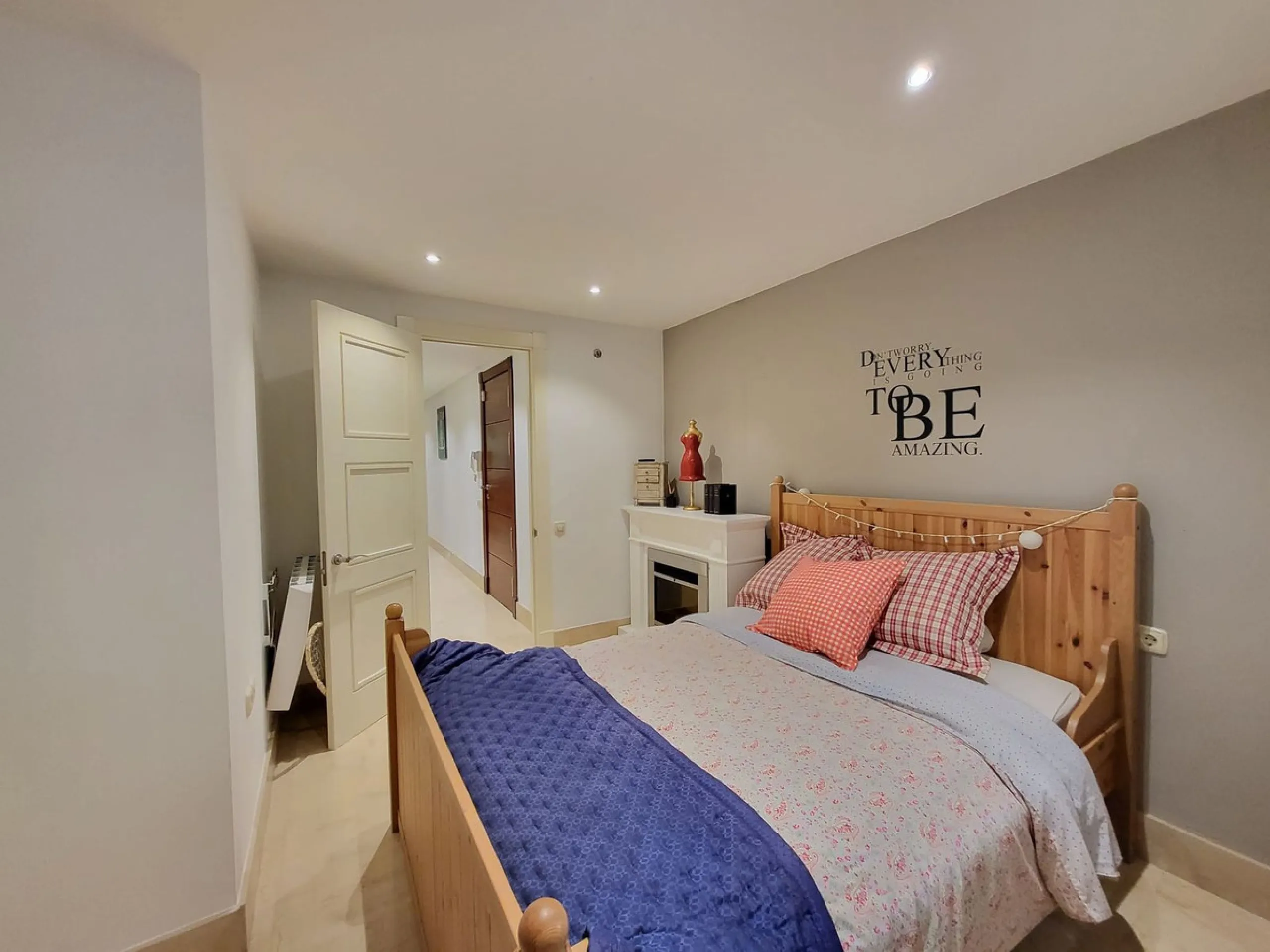 Beautiful ground floor apartment in an exclusive gated community  of ​​Marbella, Rio Real, with 3 bedrooms and 2 bathrooms, parking place, storage room ,a  large private garden, with access to the  tropical communal gardens  and  2 swimming pools. Just 3 