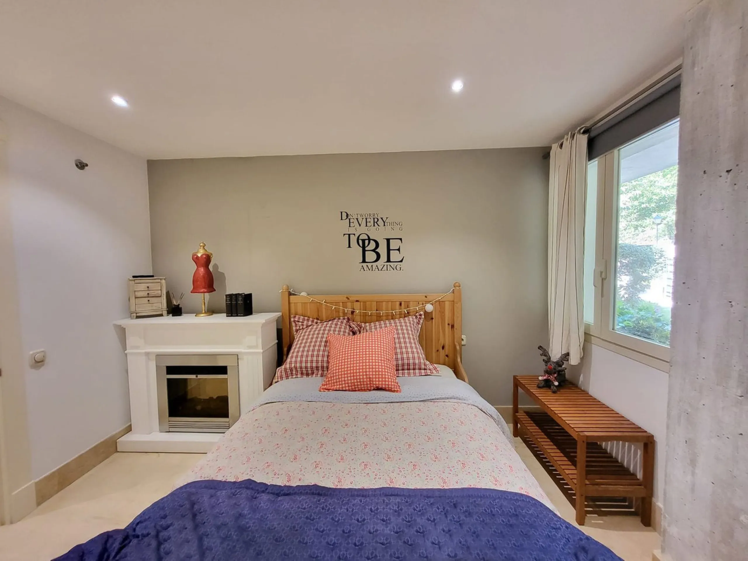 Beautiful ground floor apartment in an exclusive gated community  of ​​Marbella, Rio Real, with 3 bedrooms and 2 bathrooms, parking place, storage room ,a  large private garden, with access to the  tropical communal gardens  and  2 swimming pools. Just 3 