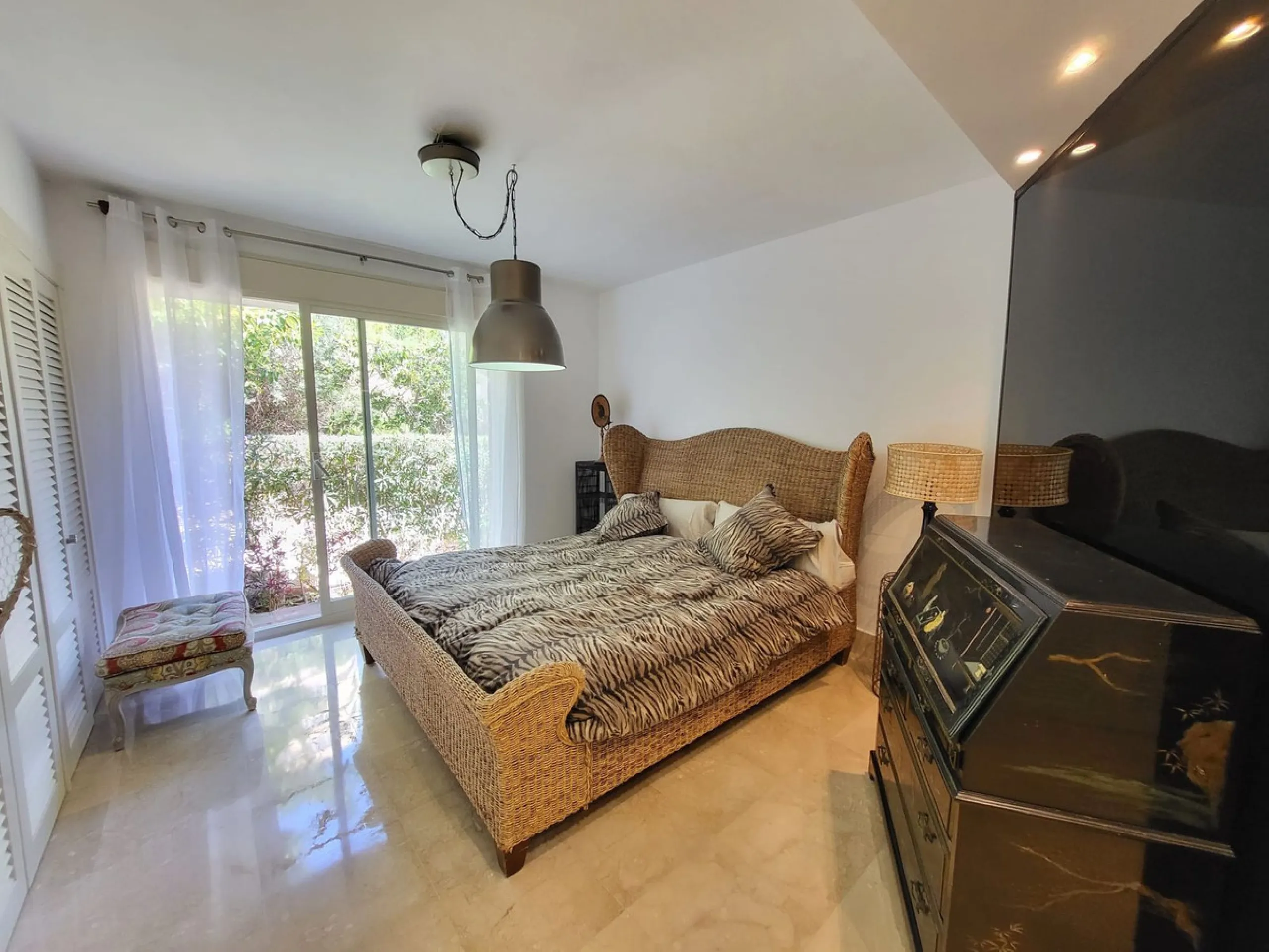 Beautiful ground floor apartment in an exclusive gated community  of ​​Marbella, Rio Real, with 3 bedrooms and 2 bathrooms, parking place, storage room ,a  large private garden, with access to the  tropical communal gardens  and  2 swimming pools. Just 3 