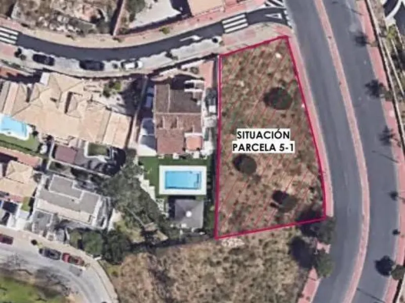 Magnificent 864m2 plot, practically flat and with unobstructed views. The price includes a topographic survey, geotechnical study, and basic project for a modern 2-story house plus a semi-basement, totaling 305m2 of constructed area.