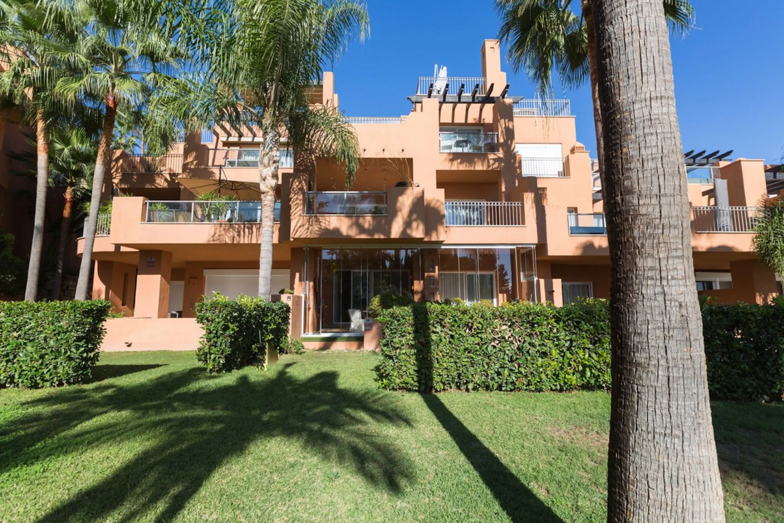 Luxury 2-Bedroom Ground Floor Apartment in Alminar de Marbella – La Cerquilla, Nueva Andalucía