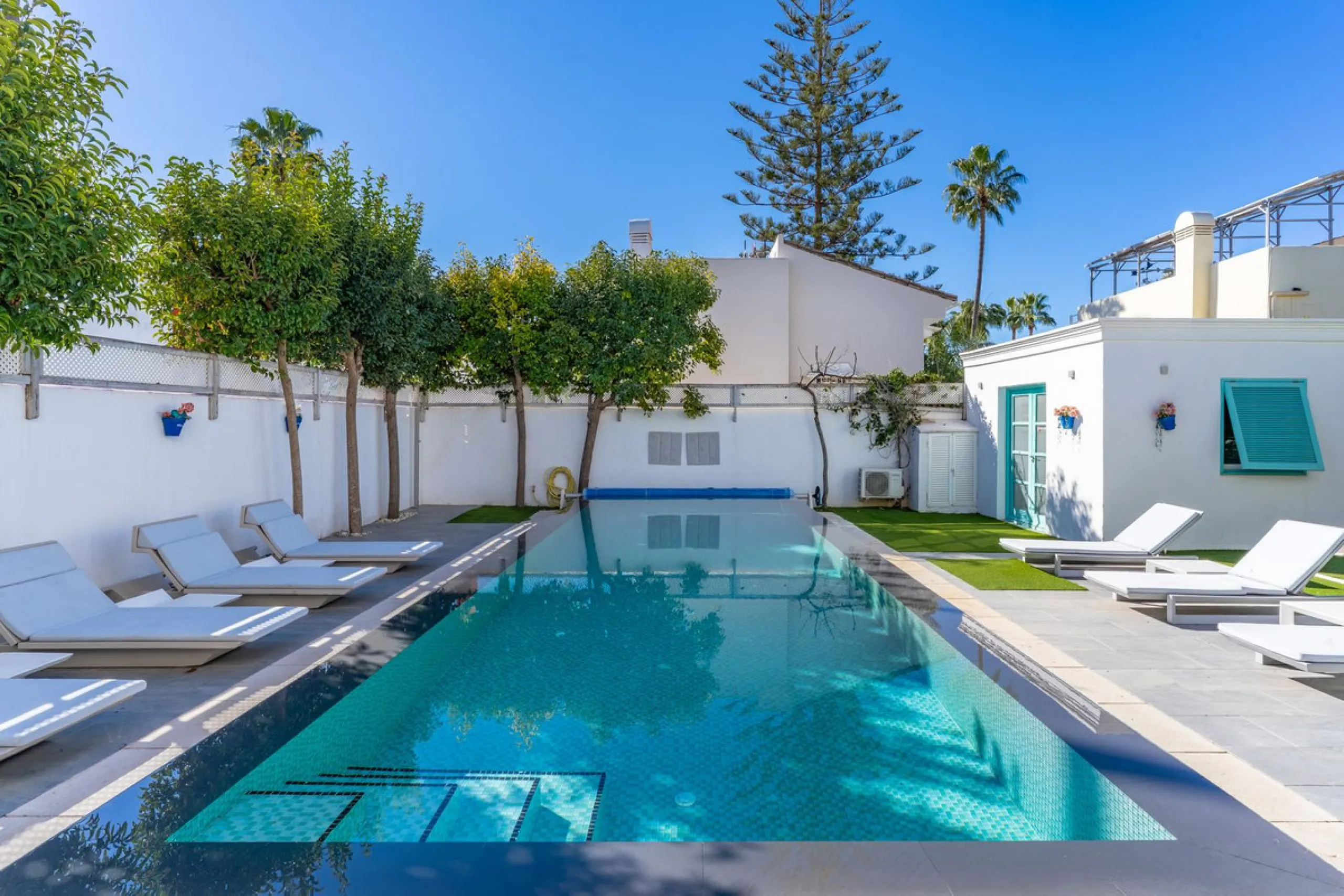 Discover your dream home in the heart of Estepona, where modern comfort meets Mediterranean charm. This detached luxury villa offers privacy, space, and elegance – perfect as a family home or a holiday retreat.