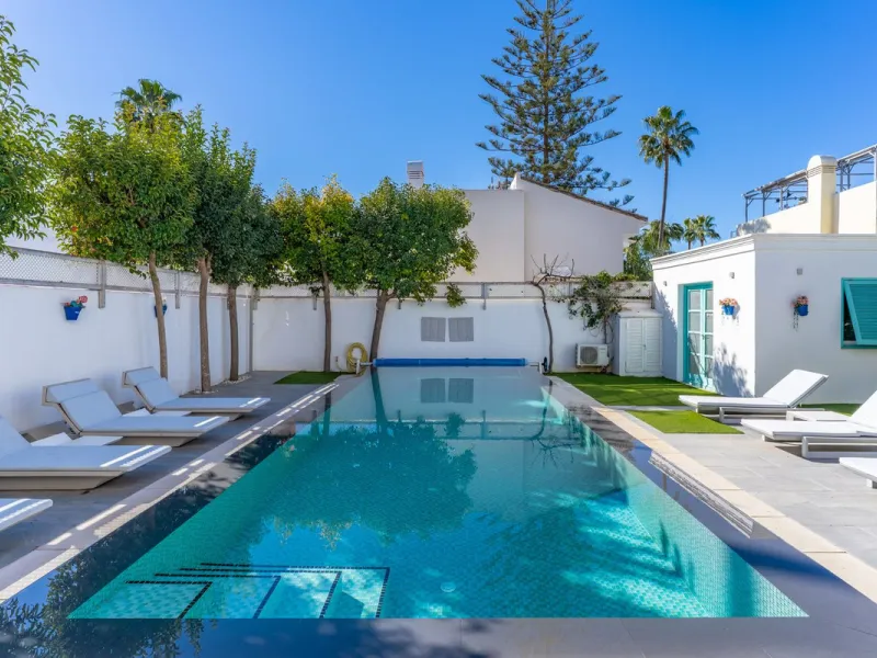 Discover your dream home in the heart of Estepona, where modern comfort meets Mediterranean charm. This detached luxury villa offers privacy, space, and elegance – perfect as a family home or a holiday retreat.