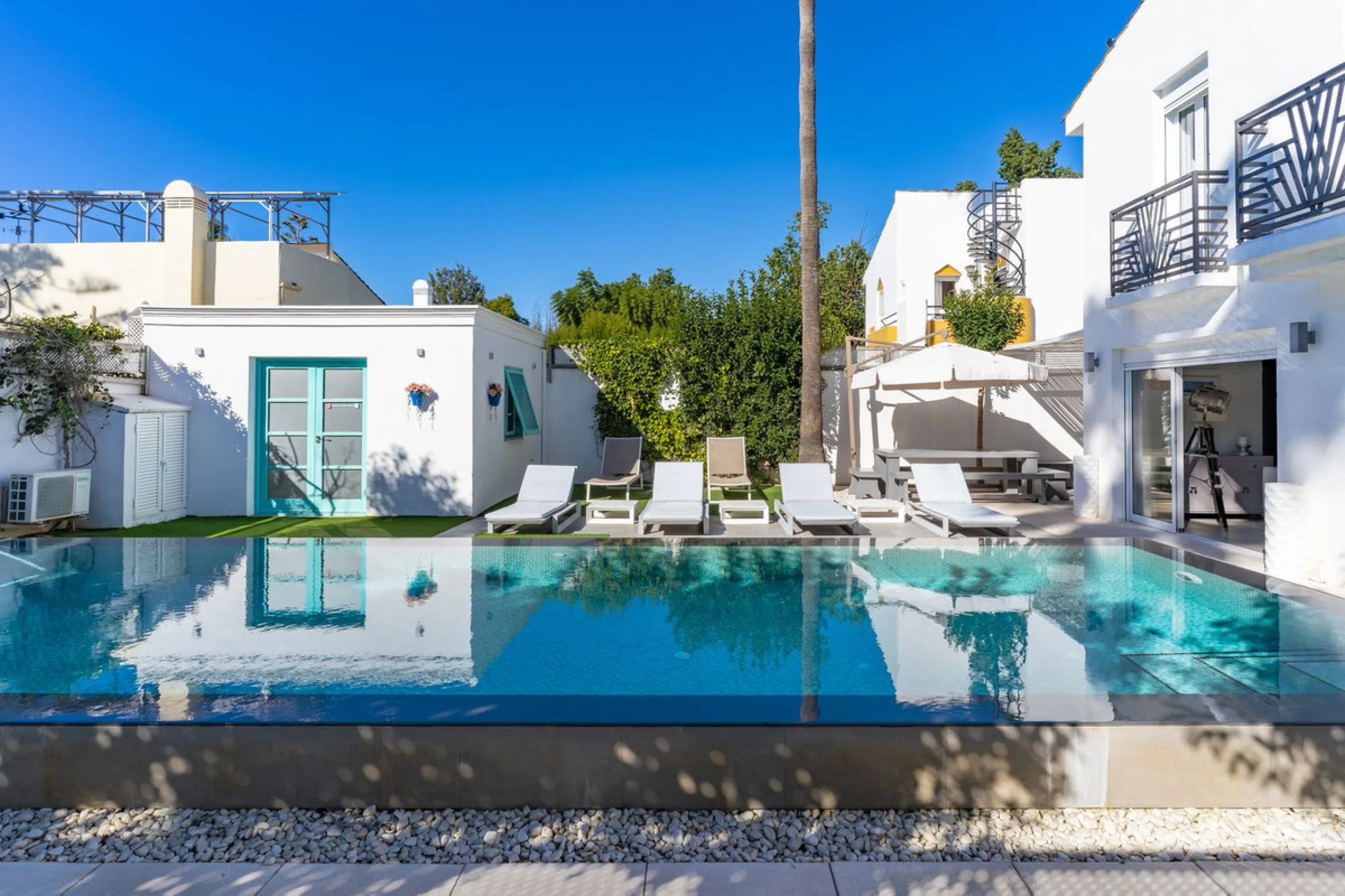 Discover your dream home in the heart of Estepona, where modern comfort meets Mediterranean charm. This detached luxury villa offers privacy, space, and elegance – perfect as a family home or a holiday retreat.