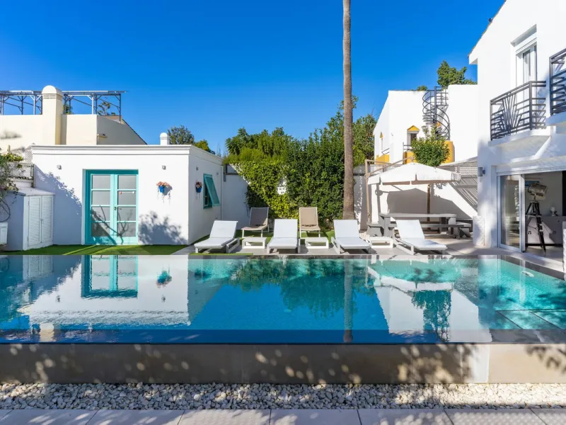 Discover your dream home in the heart of Estepona, where modern comfort meets Mediterranean charm. This detached luxury villa offers privacy, space, and elegance – perfect as a family home or a holiday retreat.
