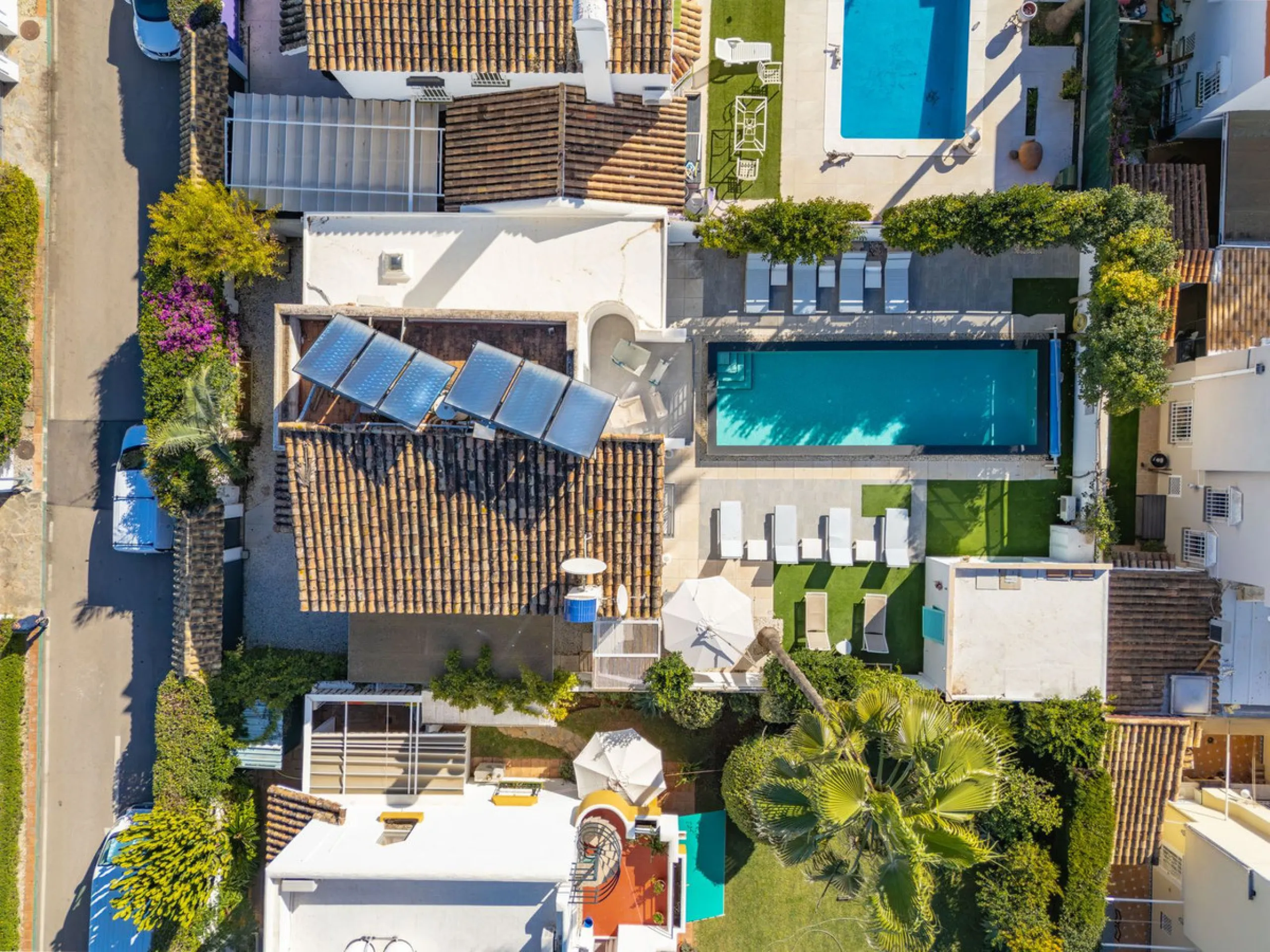 Discover your dream home in the heart of Estepona, where modern comfort meets Mediterranean charm. This detached luxury villa offers privacy, space, and elegance – perfect as a family home or a holiday retreat.