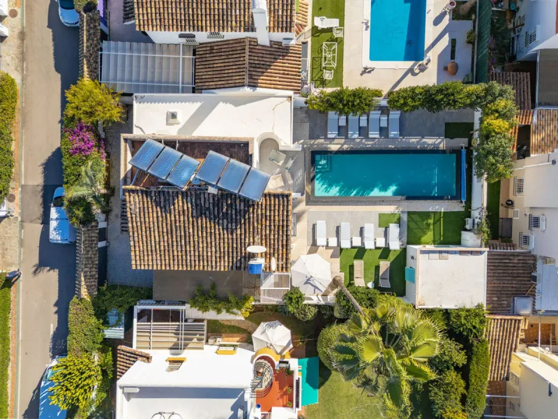 Discover your dream home in the heart of Estepona, where modern comfort meets Mediterranean charm. This detached luxury villa offers privacy, space, and elegance – perfect as a family home or a holiday retreat.