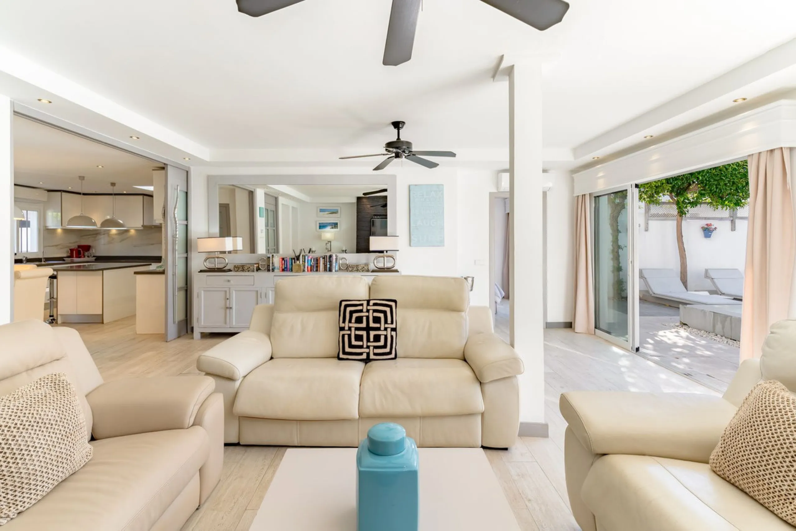 Discover your dream home in the heart of Estepona, where modern comfort meets Mediterranean charm. This detached luxury villa offers privacy, space, and elegance – perfect as a family home or a holiday retreat.