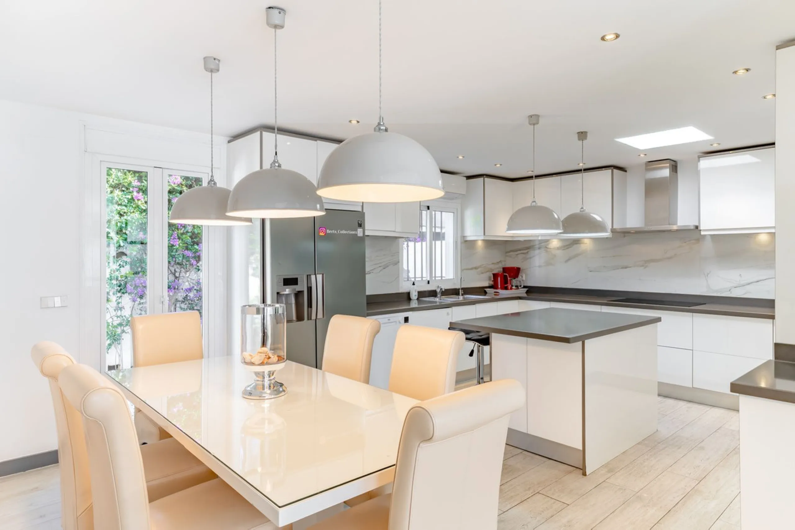 Discover your dream home in the heart of Estepona, where modern comfort meets Mediterranean charm. This detached luxury villa offers privacy, space, and elegance – perfect as a family home or a holiday retreat.