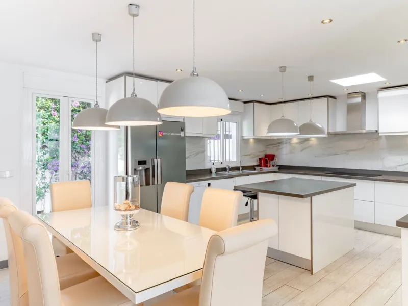 Discover your dream home in the heart of Estepona, where modern comfort meets Mediterranean charm. This detached luxury villa offers privacy, space, and elegance – perfect as a family home or a holiday retreat.