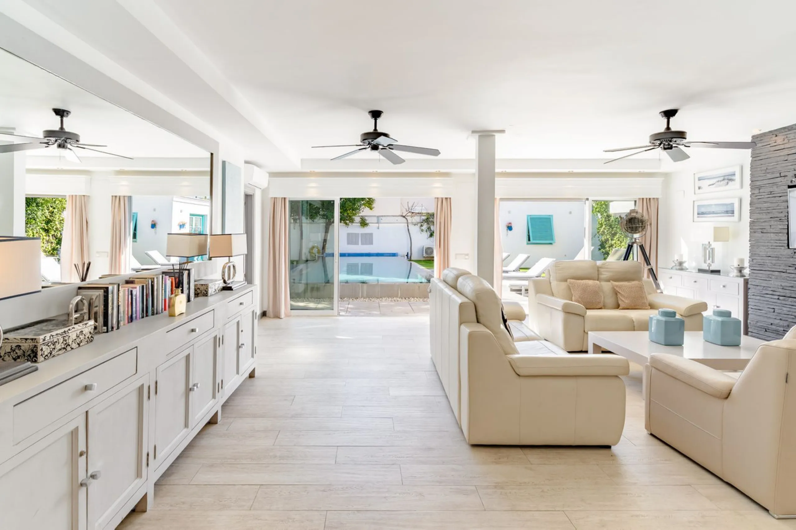Discover your dream home in the heart of Estepona, where modern comfort meets Mediterranean charm. This detached luxury villa offers privacy, space, and elegance – perfect as a family home or a holiday retreat.