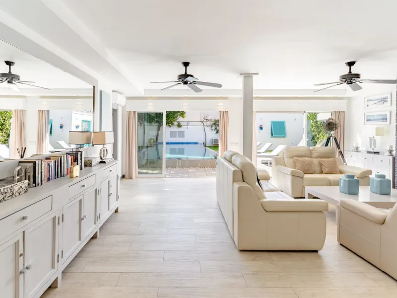 Discover your dream home in the heart of Estepona, where modern comfort meets Mediterranean charm. This detached luxury villa offers privacy, space, and elegance – perfect as a family home or a holiday retreat.