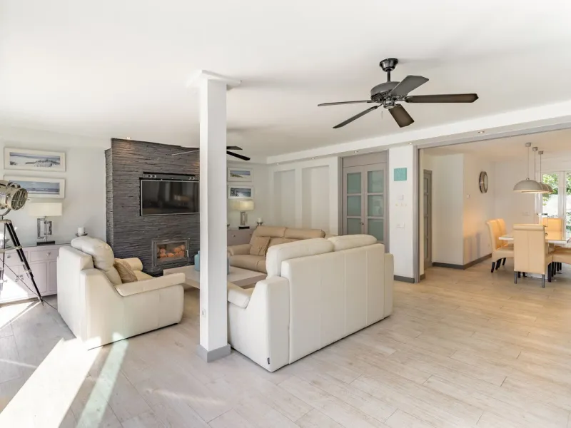 Discover your dream home in the heart of Estepona, where modern comfort meets Mediterranean charm. This detached luxury villa offers privacy, space, and elegance – perfect as a family home or a holiday retreat.