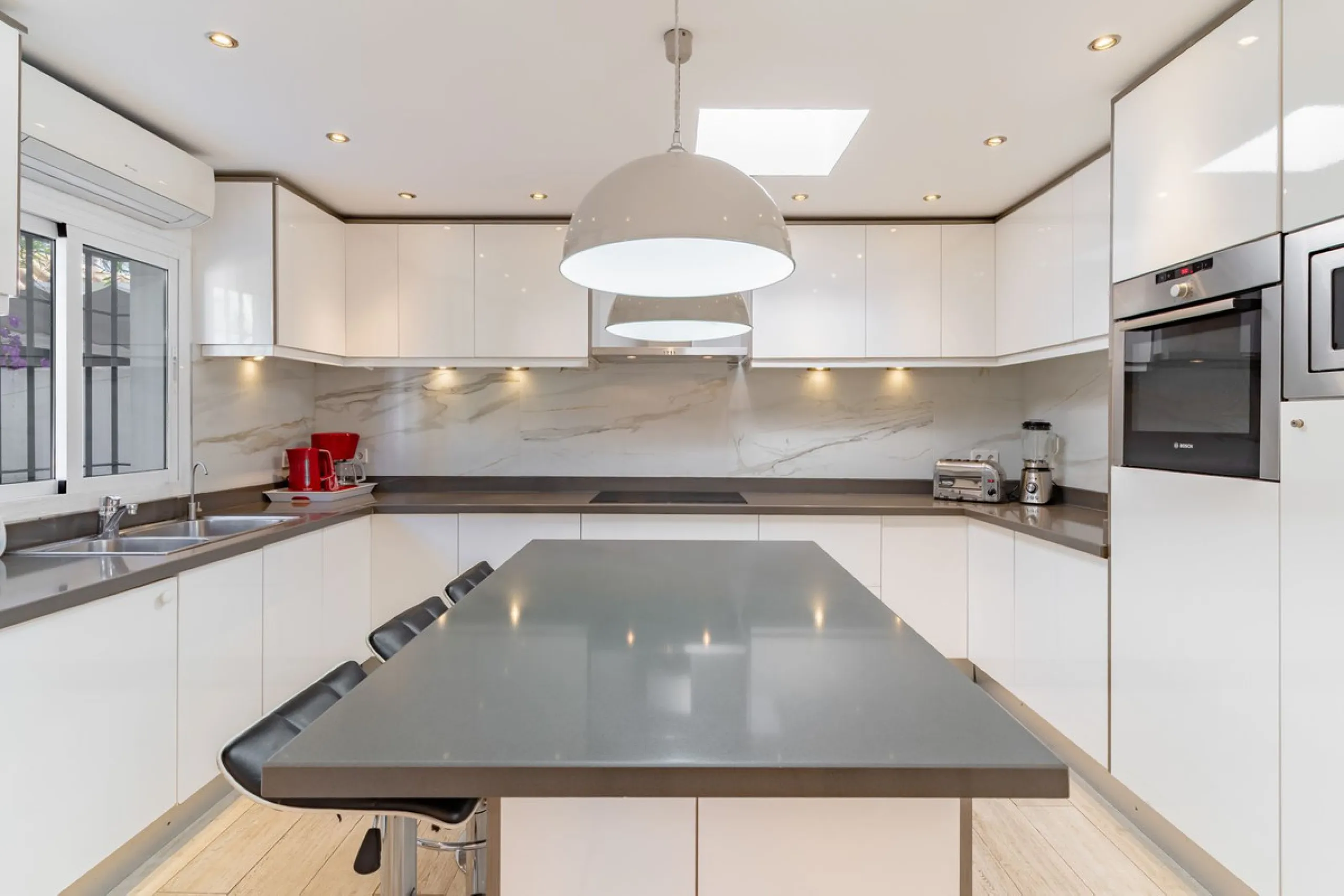 Discover your dream home in the heart of Estepona, where modern comfort meets Mediterranean charm. This detached luxury villa offers privacy, space, and elegance – perfect as a family home or a holiday retreat.