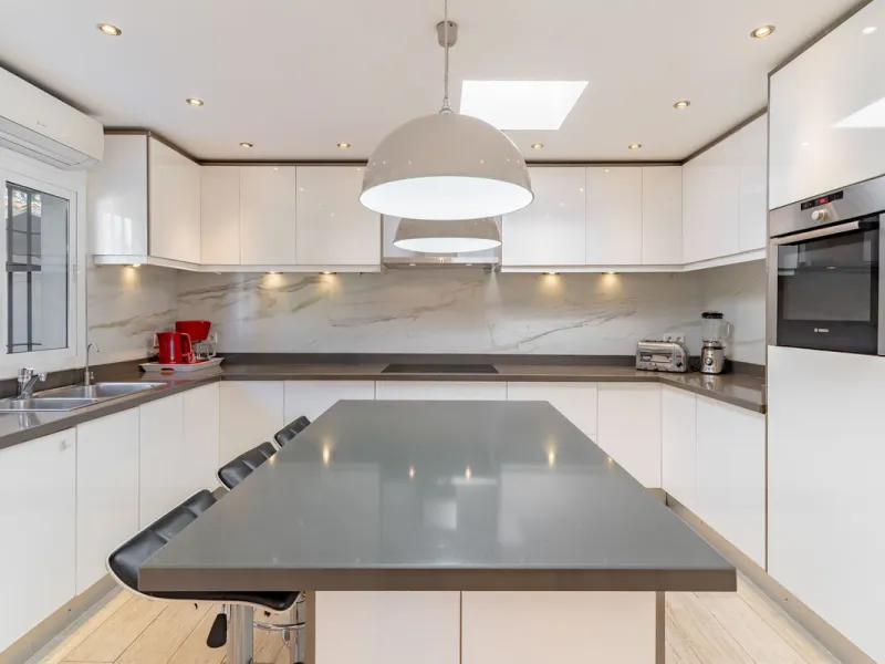 Discover your dream home in the heart of Estepona, where modern comfort meets Mediterranean charm. This detached luxury villa offers privacy, space, and elegance – perfect as a family home or a holiday retreat.