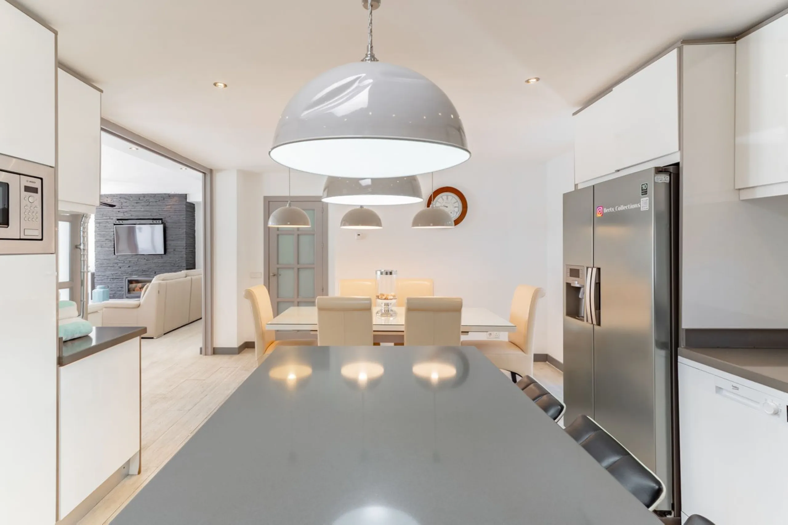 Discover your dream home in the heart of Estepona, where modern comfort meets Mediterranean charm. This detached luxury villa offers privacy, space, and elegance – perfect as a family home or a holiday retreat.