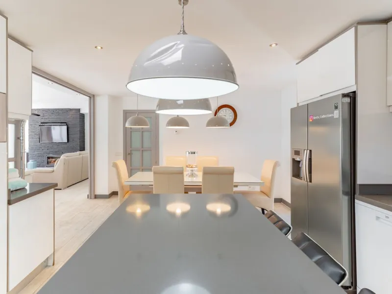 Discover your dream home in the heart of Estepona, where modern comfort meets Mediterranean charm. This detached luxury villa offers privacy, space, and elegance – perfect as a family home or a holiday retreat.