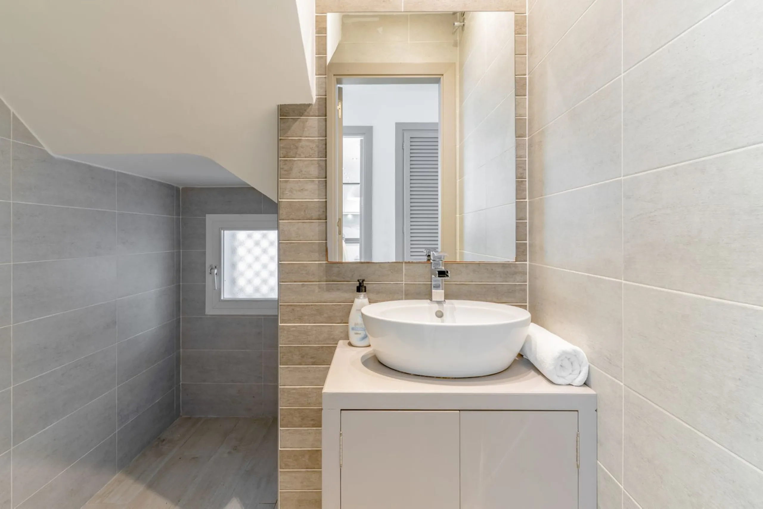 Discover your dream home in the heart of Estepona, where modern comfort meets Mediterranean charm. This detached luxury villa offers privacy, space, and elegance – perfect as a family home or a holiday retreat.