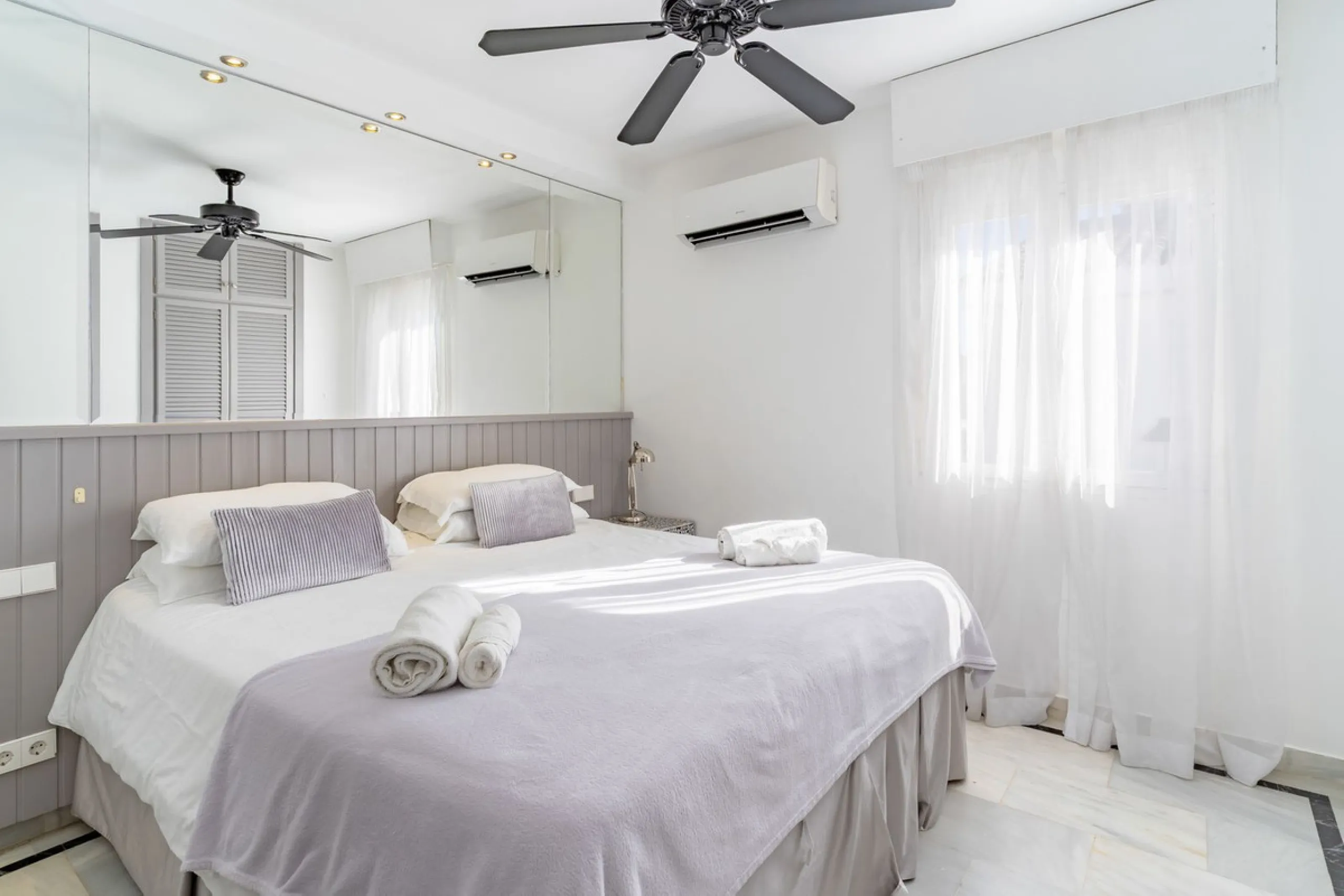 Discover your dream home in the heart of Estepona, where modern comfort meets Mediterranean charm. This detached luxury villa offers privacy, space, and elegance – perfect as a family home or a holiday retreat.