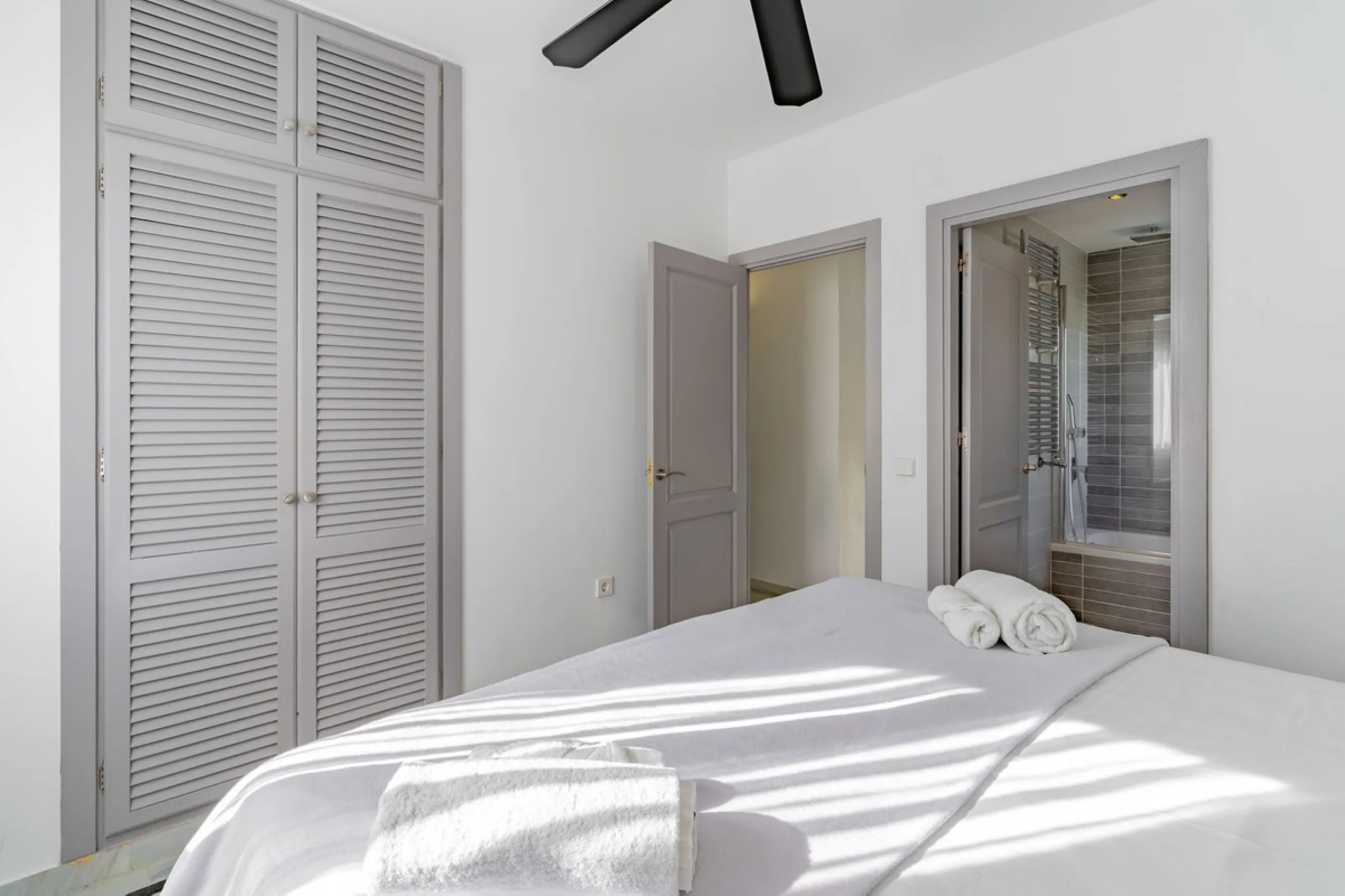 Discover your dream home in the heart of Estepona, where modern comfort meets Mediterranean charm. This detached luxury villa offers privacy, space, and elegance – perfect as a family home or a holiday retreat.