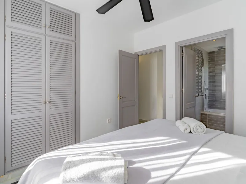 Discover your dream home in the heart of Estepona, where modern comfort meets Mediterranean charm. This detached luxury villa offers privacy, space, and elegance – perfect as a family home or a holiday retreat.