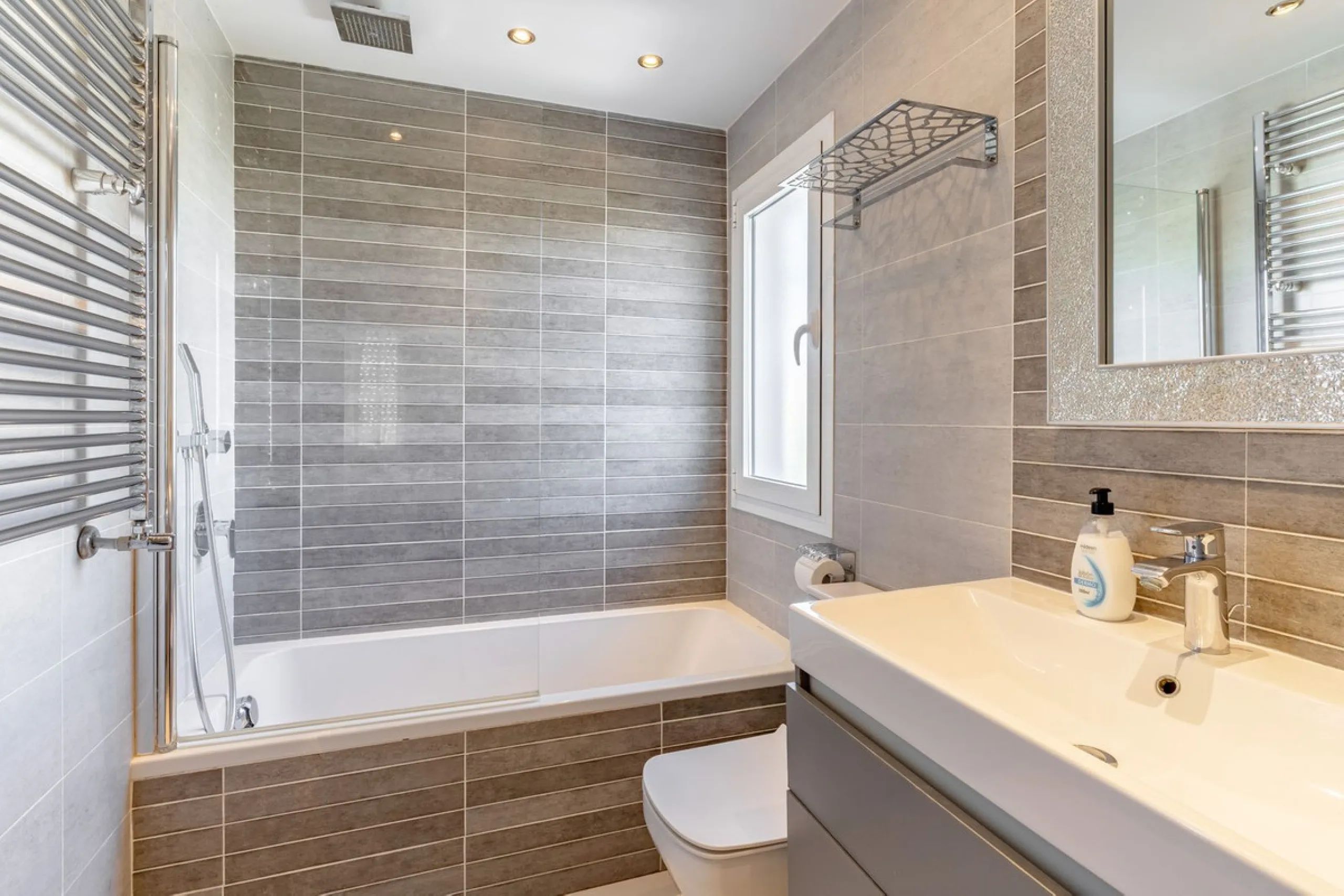 Discover your dream home in the heart of Estepona, where modern comfort meets Mediterranean charm. This detached luxury villa offers privacy, space, and elegance – perfect as a family home or a holiday retreat.