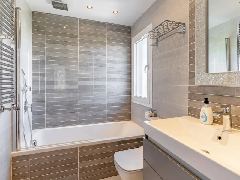 Discover your dream home in the heart of Estepona, where modern comfort meets Mediterranean charm. This detached luxury villa offers privacy, space, and elegance – perfect as a family home or a holiday retreat.