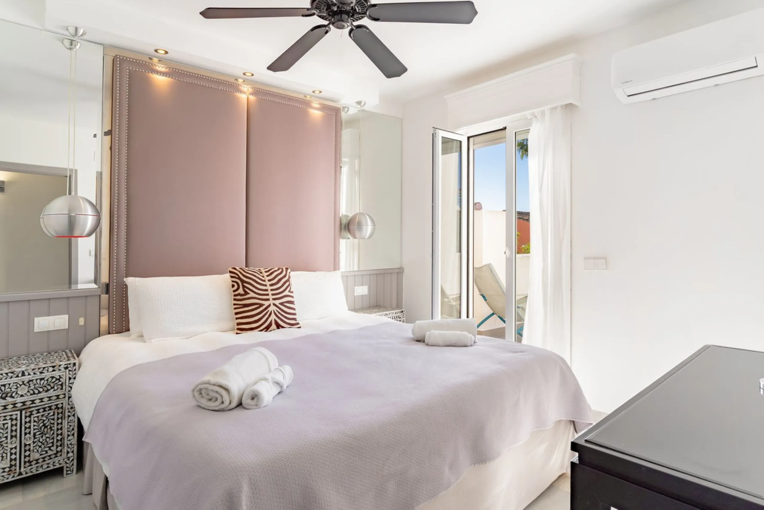 Discover your dream home in the heart of Estepona, where modern comfort meets Mediterranean charm. This detached luxury villa offers privacy, space, and elegance – perfect as a family home or a holiday retreat.