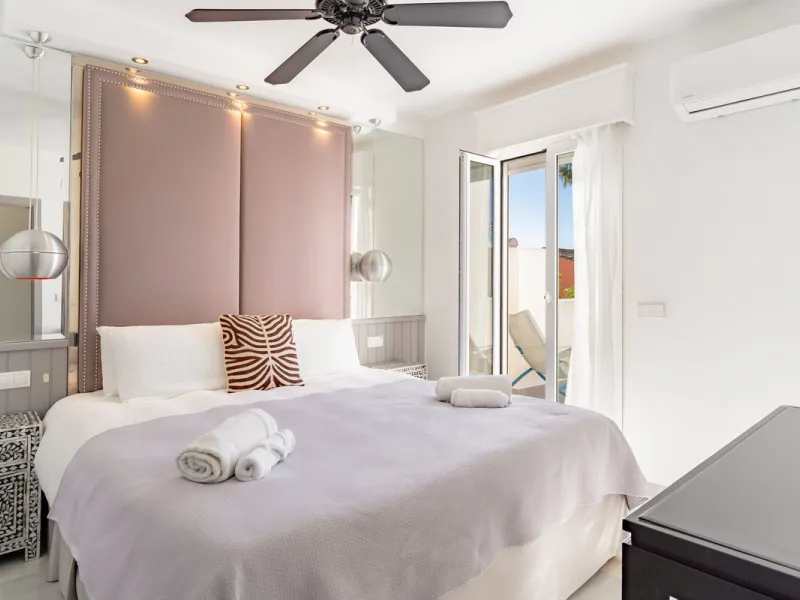 Discover your dream home in the heart of Estepona, where modern comfort meets Mediterranean charm. This detached luxury villa offers privacy, space, and elegance – perfect as a family home or a holiday retreat.