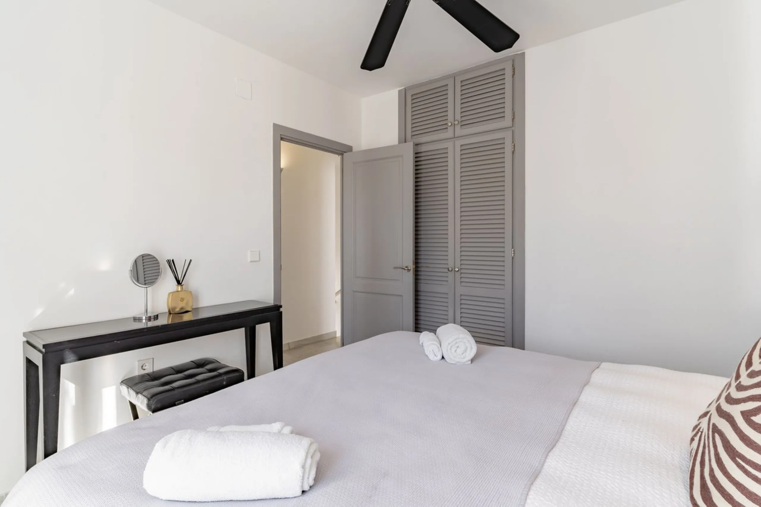 Discover your dream home in the heart of Estepona, where modern comfort meets Mediterranean charm. This detached luxury villa offers privacy, space, and elegance – perfect as a family home or a holiday retreat.