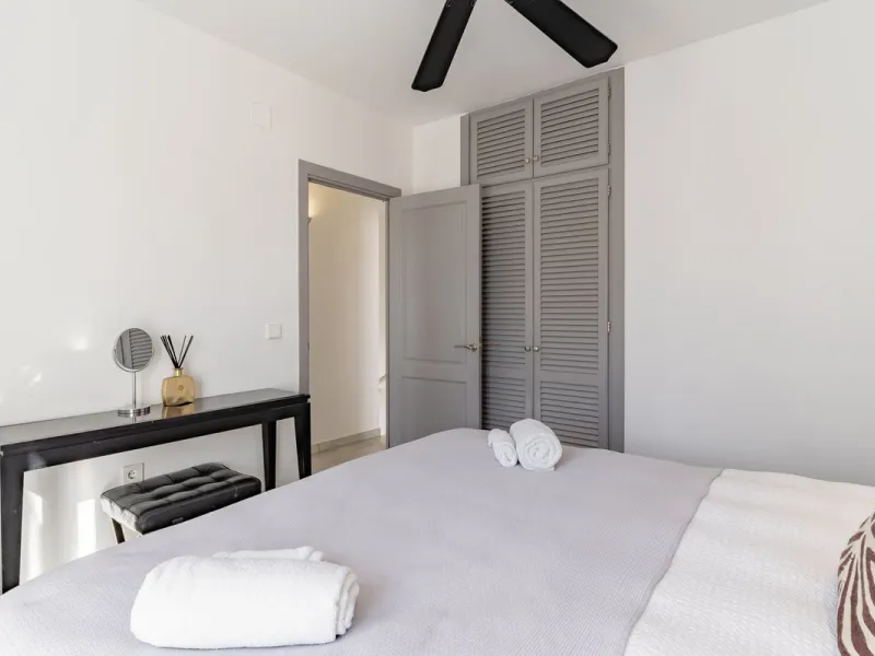 Discover your dream home in the heart of Estepona, where modern comfort meets Mediterranean charm. This detached luxury villa offers privacy, space, and elegance – perfect as a family home or a holiday retreat.
