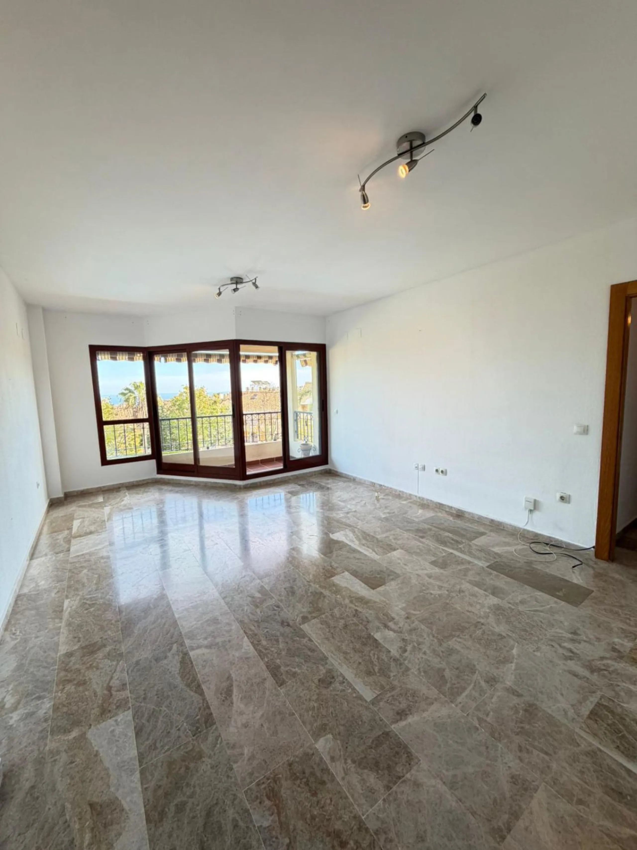 APARTMENT WITH DIRECT SEA VIEWS!