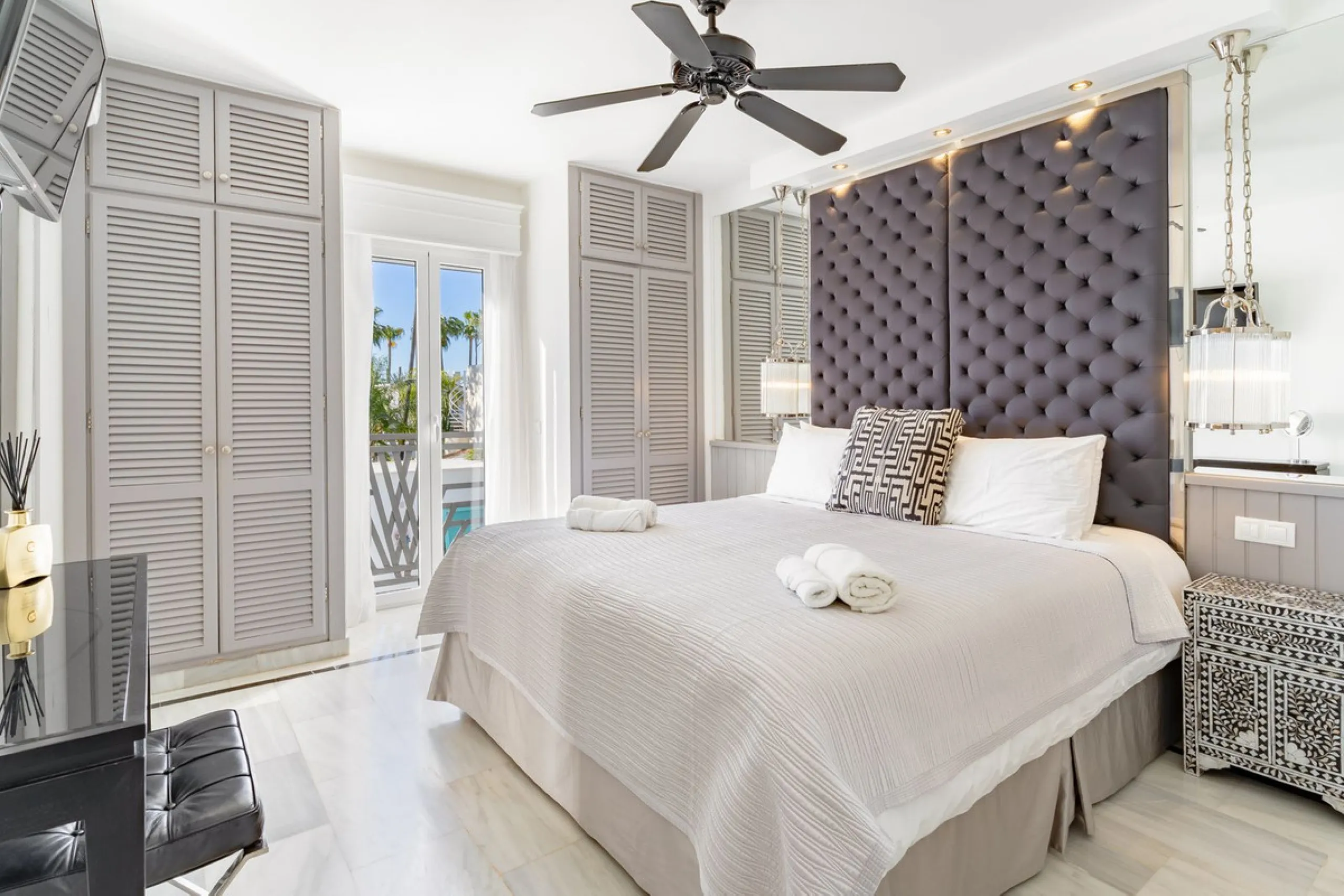 Discover your dream home in the heart of Estepona, where modern comfort meets Mediterranean charm. This detached luxury villa offers privacy, space, and elegance – perfect as a family home or a holiday retreat.