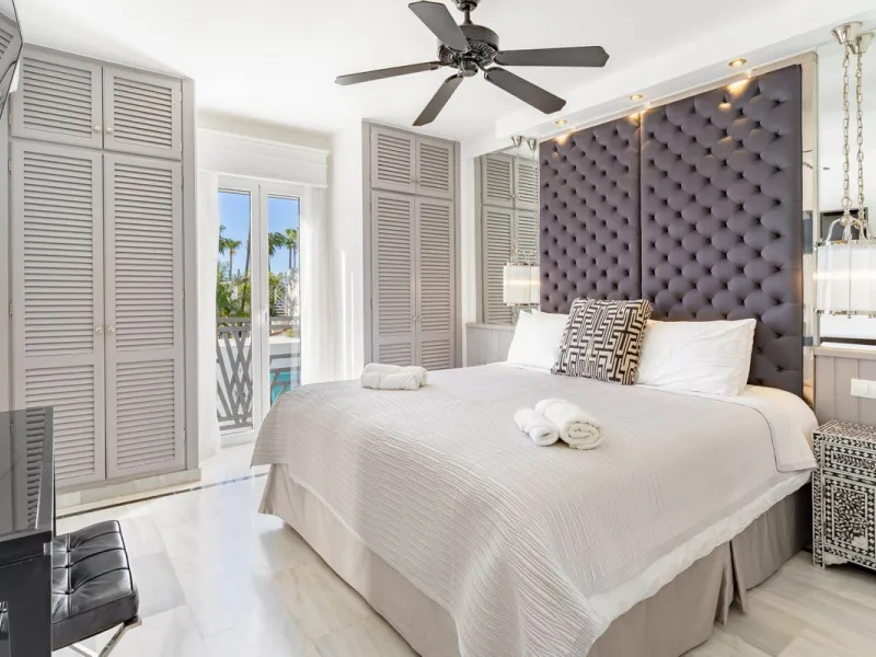 Discover your dream home in the heart of Estepona, where modern comfort meets Mediterranean charm. This detached luxury villa offers privacy, space, and elegance – perfect as a family home or a holiday retreat.