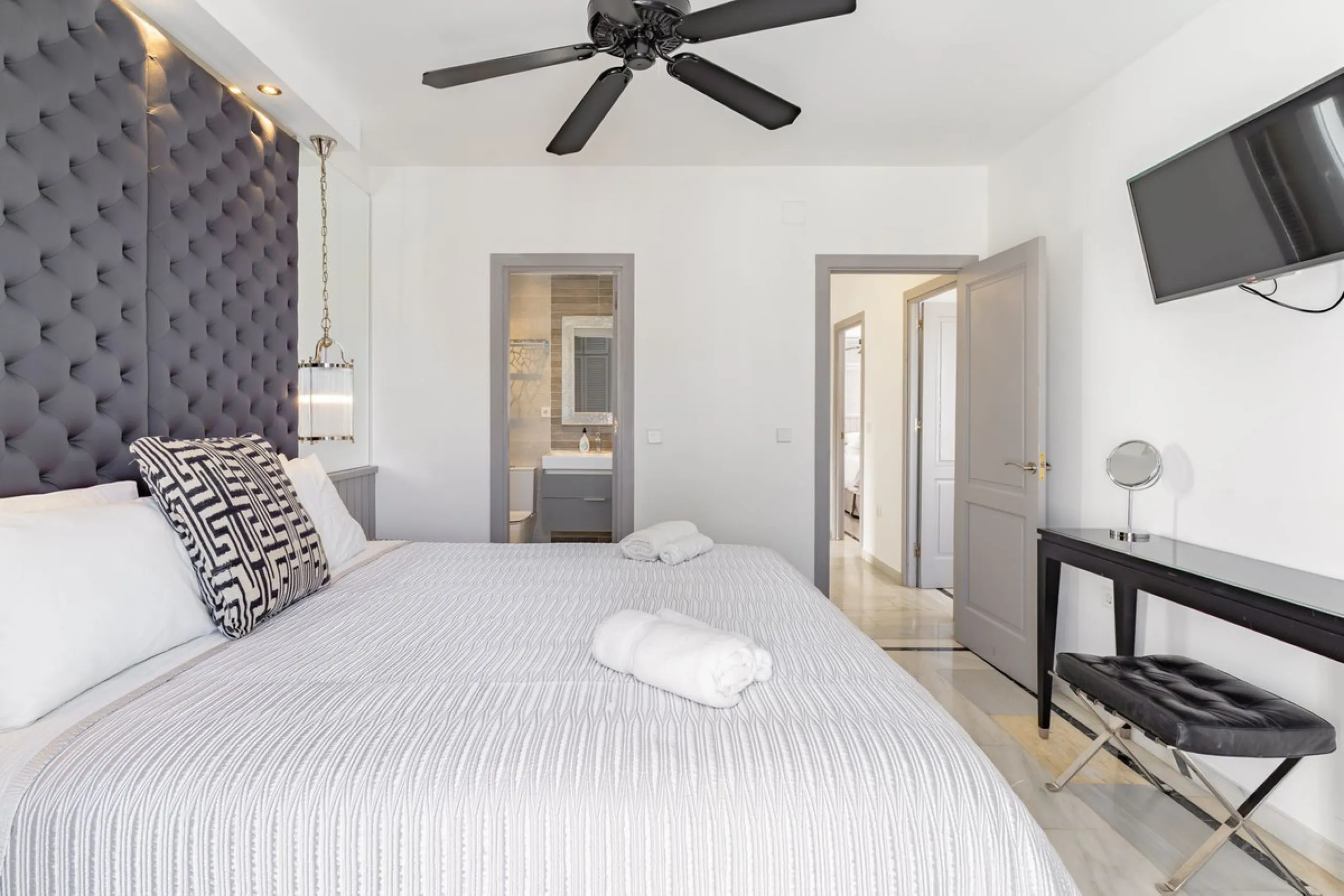 Discover your dream home in the heart of Estepona, where modern comfort meets Mediterranean charm. This detached luxury villa offers privacy, space, and elegance – perfect as a family home or a holiday retreat.