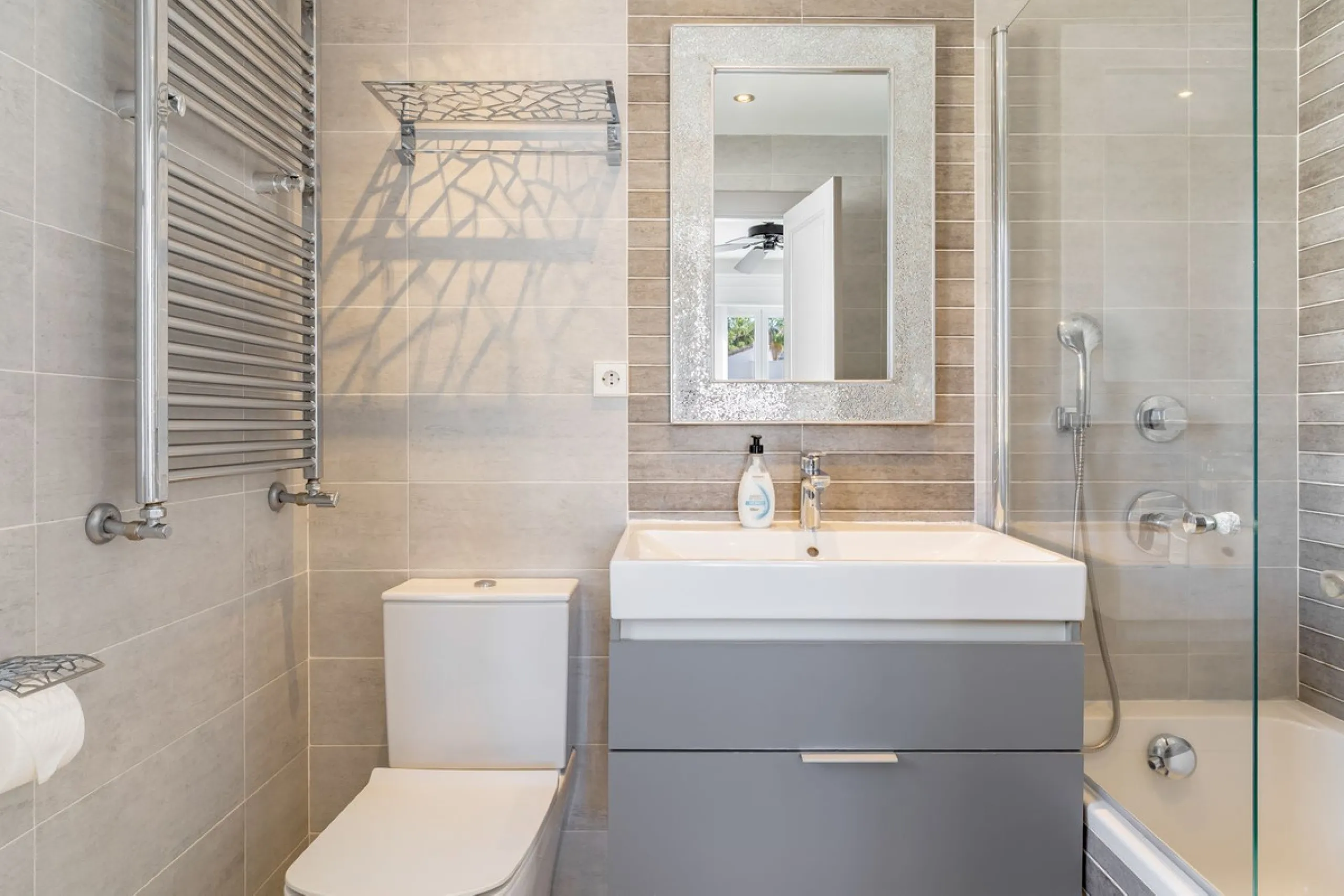 Discover your dream home in the heart of Estepona, where modern comfort meets Mediterranean charm. This detached luxury villa offers privacy, space, and elegance – perfect as a family home or a holiday retreat.