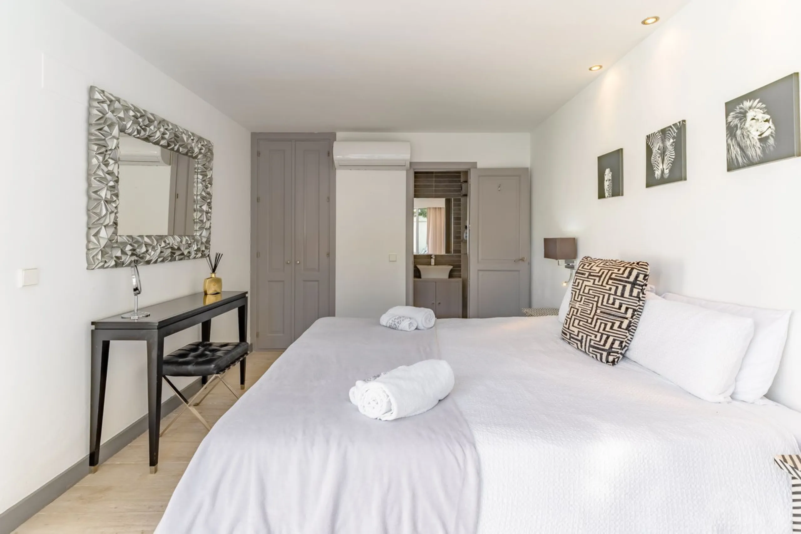 Discover your dream home in the heart of Estepona, where modern comfort meets Mediterranean charm. This detached luxury villa offers privacy, space, and elegance – perfect as a family home or a holiday retreat.