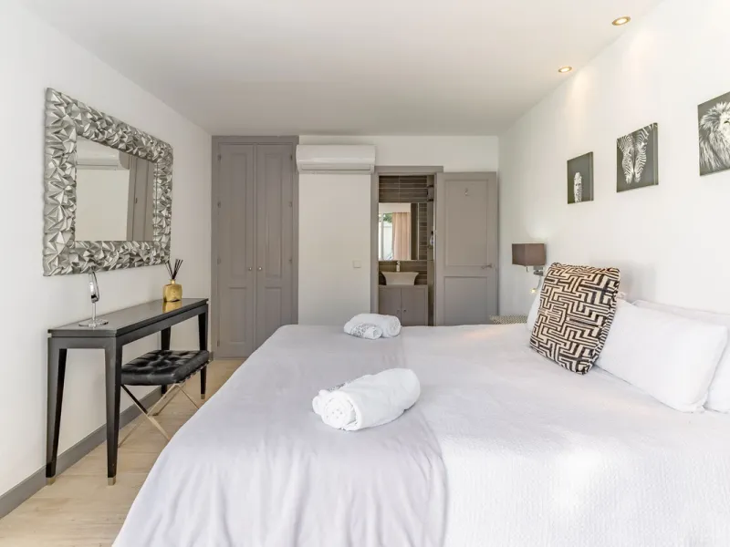 Discover your dream home in the heart of Estepona, where modern comfort meets Mediterranean charm. This detached luxury villa offers privacy, space, and elegance – perfect as a family home or a holiday retreat.