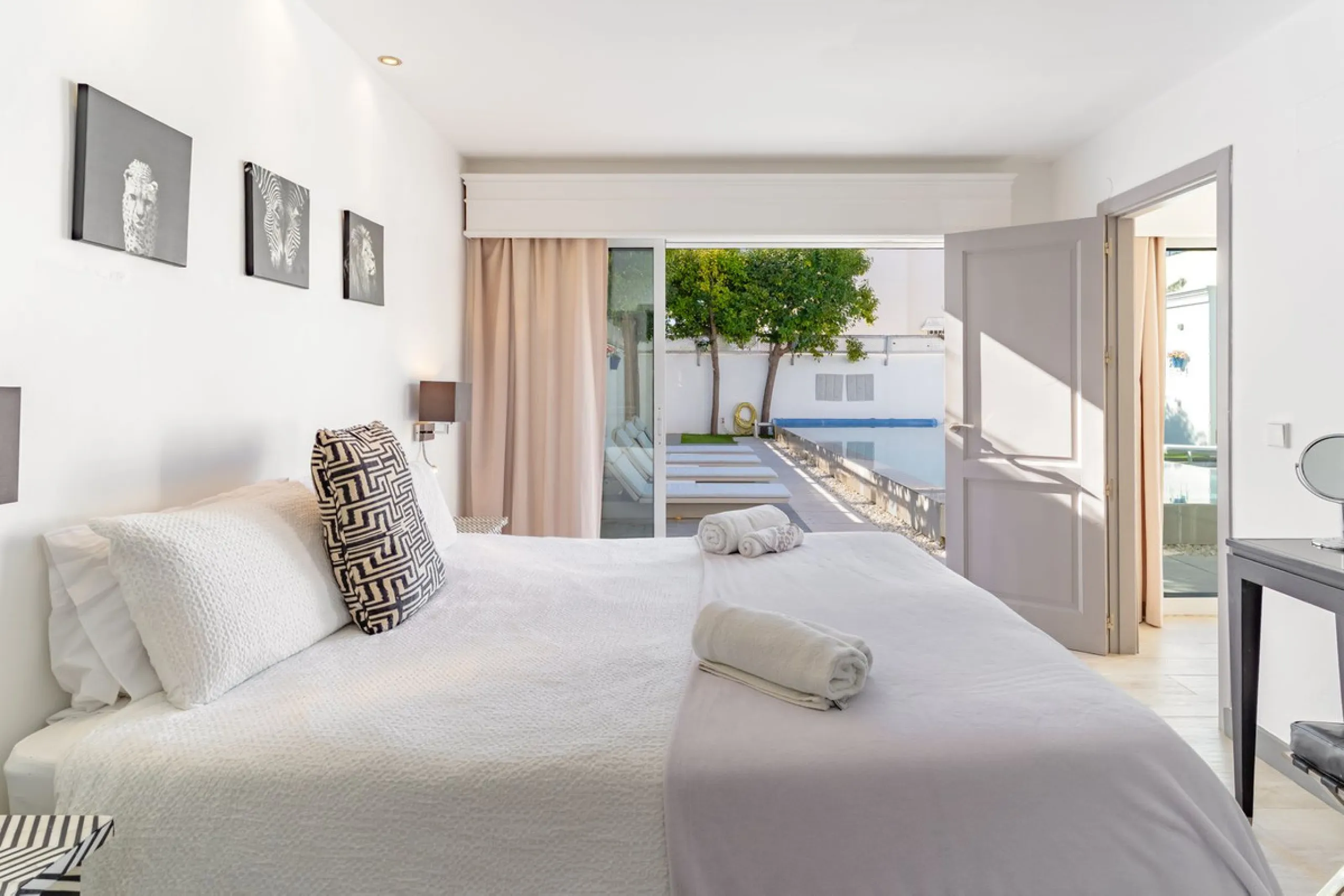 Discover your dream home in the heart of Estepona, where modern comfort meets Mediterranean charm. This detached luxury villa offers privacy, space, and elegance – perfect as a family home or a holiday retreat.