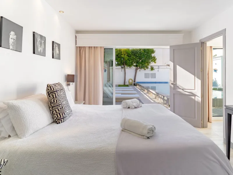 Discover your dream home in the heart of Estepona, where modern comfort meets Mediterranean charm. This detached luxury villa offers privacy, space, and elegance – perfect as a family home or a holiday retreat.