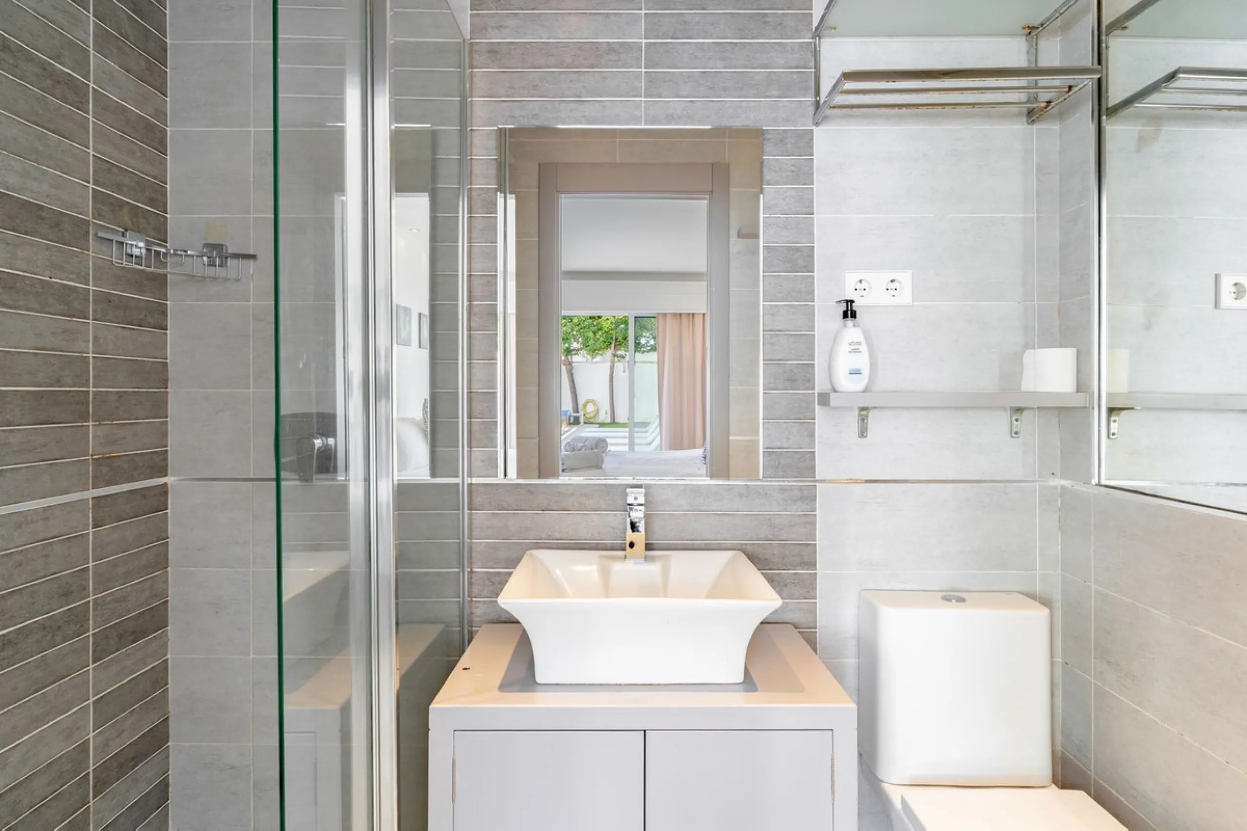 Discover your dream home in the heart of Estepona, where modern comfort meets Mediterranean charm. This detached luxury villa offers privacy, space, and elegance – perfect as a family home or a holiday retreat.