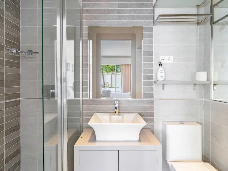 Discover your dream home in the heart of Estepona, where modern comfort meets Mediterranean charm. This detached luxury villa offers privacy, space, and elegance – perfect as a family home or a holiday retreat.