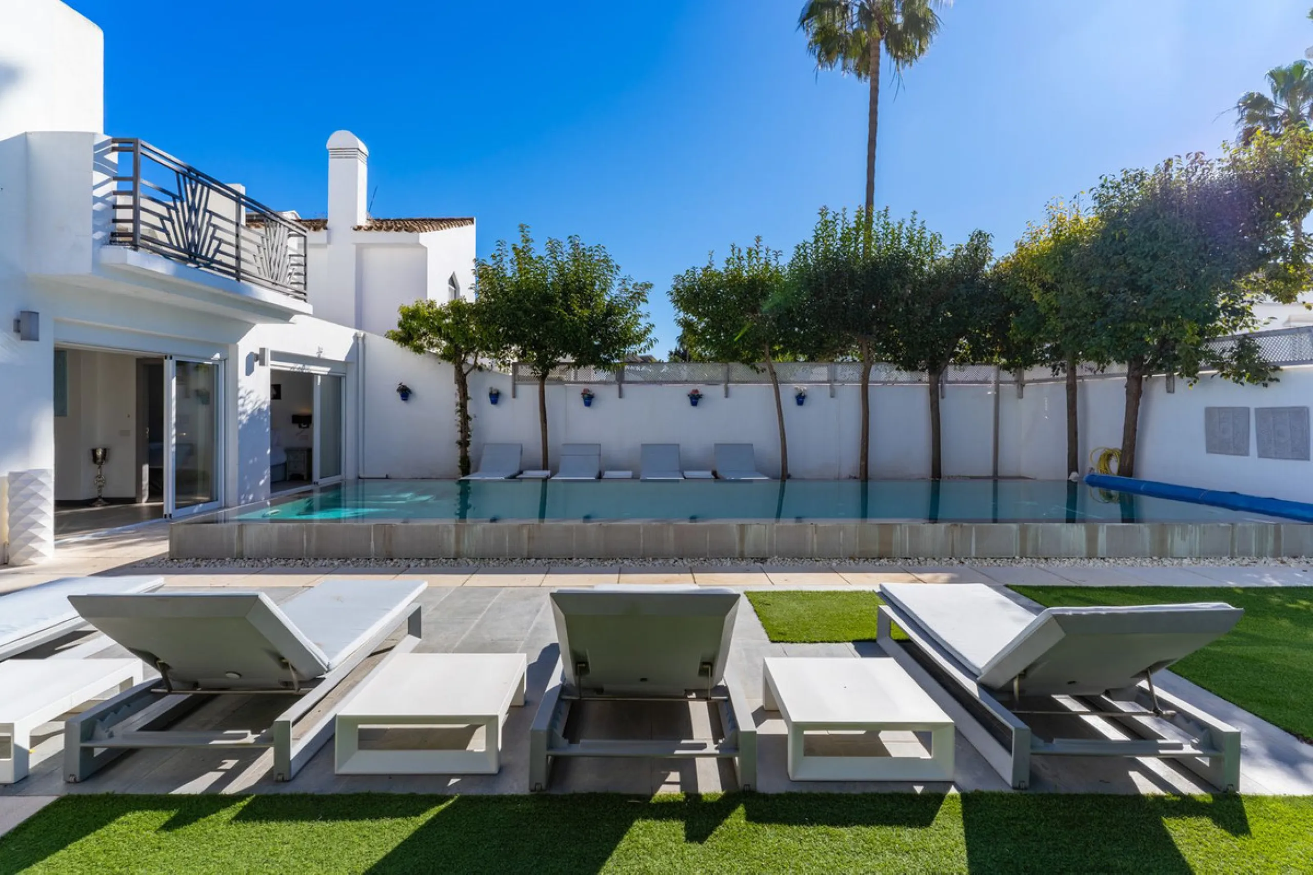 Discover your dream home in the heart of Estepona, where modern comfort meets Mediterranean charm. This detached luxury villa offers privacy, space, and elegance – perfect as a family home or a holiday retreat.