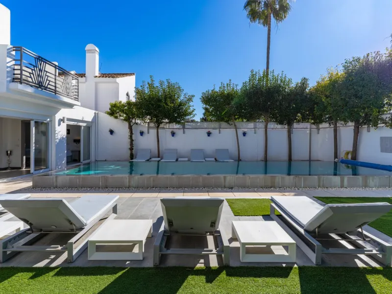 Discover your dream home in the heart of Estepona, where modern comfort meets Mediterranean charm. This detached luxury villa offers privacy, space, and elegance – perfect as a family home or a holiday retreat.