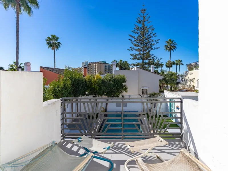 Discover your dream home in the heart of Estepona, where modern comfort meets Mediterranean charm. This detached luxury villa offers privacy, space, and elegance – perfect as a family home or a holiday retreat.