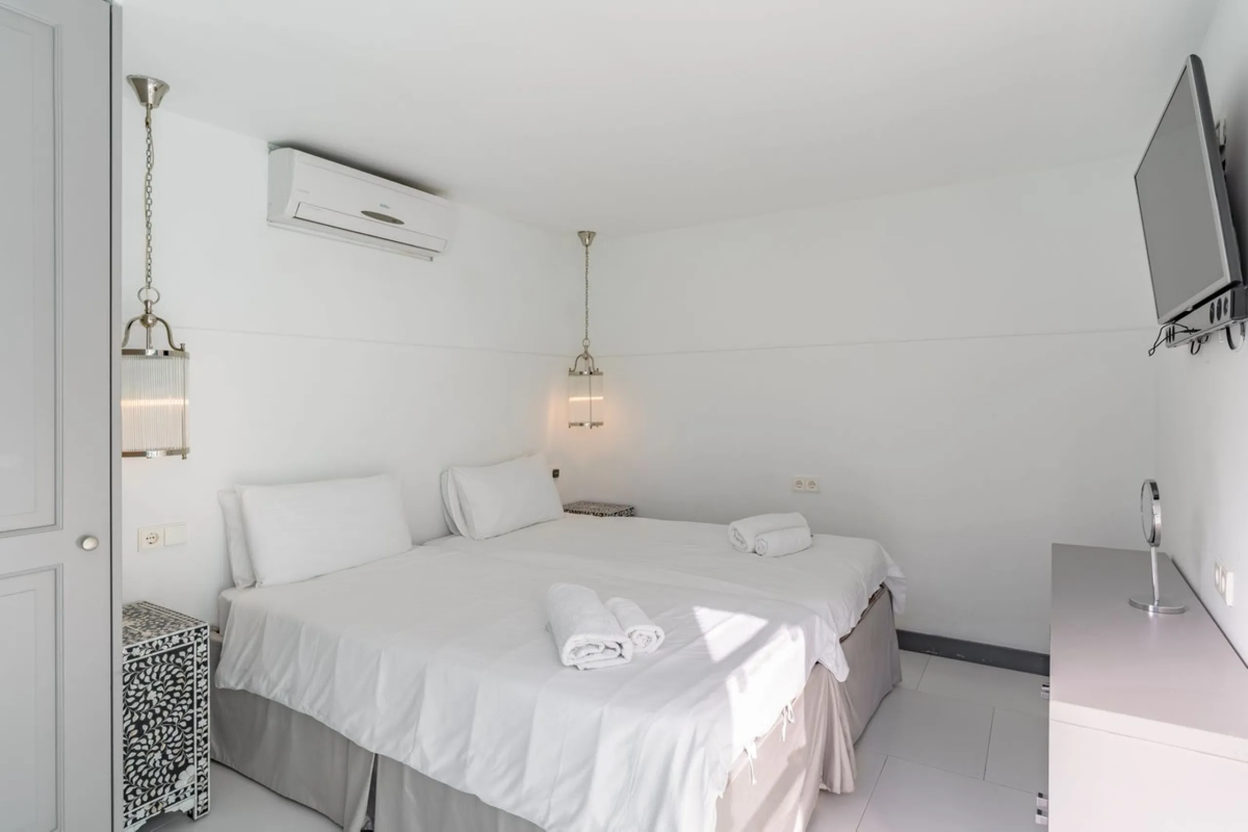 Discover your dream home in the heart of Estepona, where modern comfort meets Mediterranean charm. This detached luxury villa offers privacy, space, and elegance – perfect as a family home or a holiday retreat.